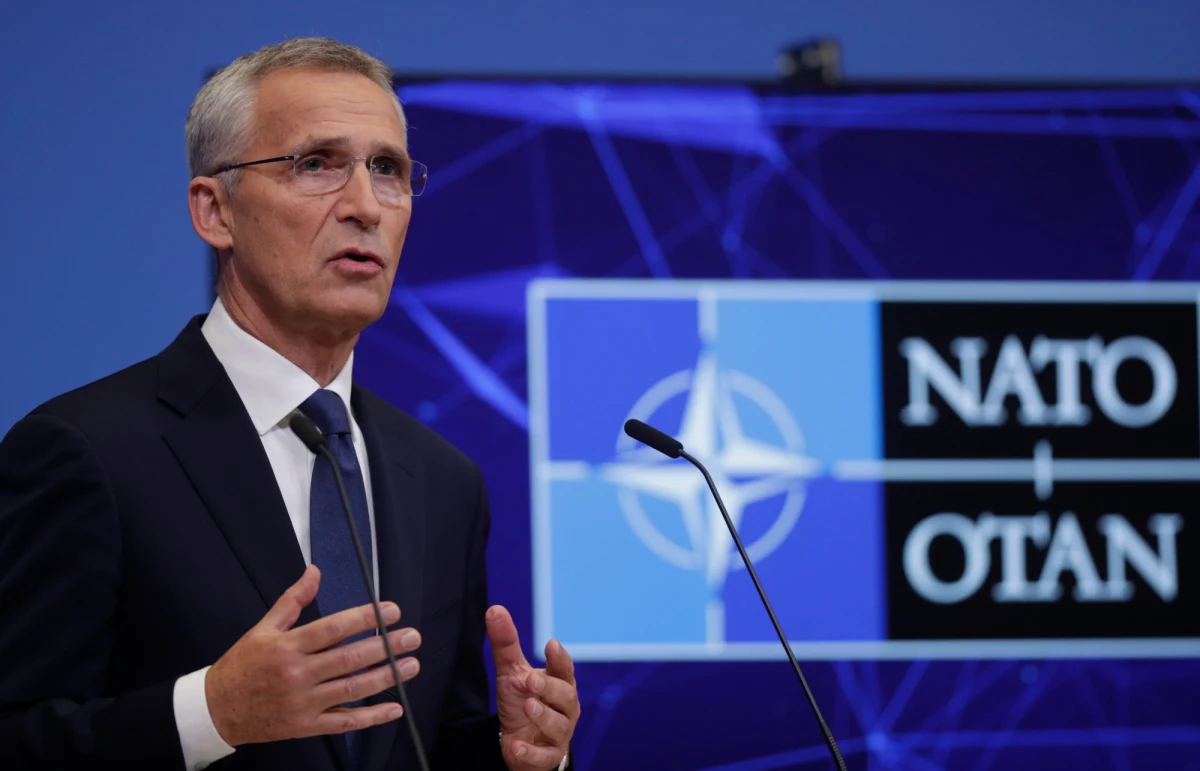 „Prezydent Rosji Władimir Putin nieustannie próbuje wskazać, że NATO jest stroną wojny na Ukrainie. To niedorzeczne” - oświadczył w niedzielę sekretarz generalny NATO Jens Stoltenberg.