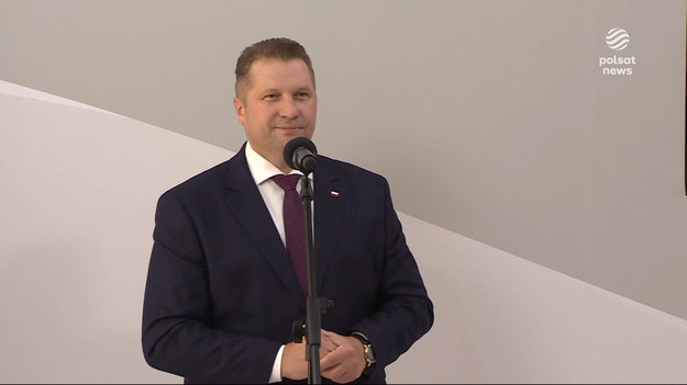 Temperaturę sporu jak poradzić sobie z kryzysem energetycznym podgrzały słowa ministra edukacji. Przemysław Czarnek ostrzega przed wprowadzaniem zarządów komisarycznych do samorządów - jeżeli te  nie ogrzeją szkół. Samorządowcy słowami ministra są zbulwersowani.Materiał dla "Wydarzeń" przygotował Cyprian Jopek.