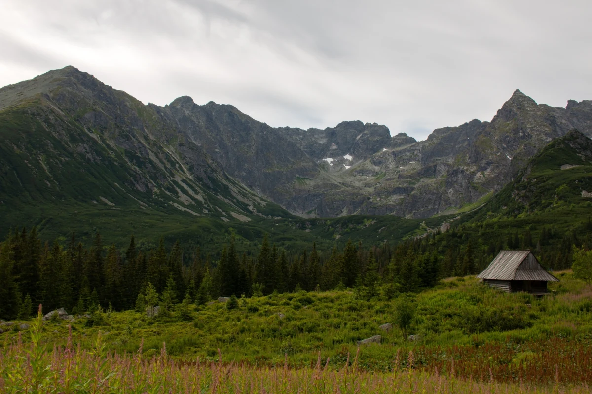 Chociaż w Tatrach od soboty nie ma już zagrożenia lawinowego, a warunki turystyczne nieco się poprawiły, w wyższych partiach gór nadal jest niebezpiecznie. W weekend ratownicy TOPR pomagali ośmiu poszkodowanym turystom.