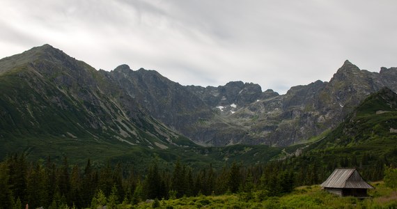 Chociaż w Tatrach od soboty nie ma już zagrożenia lawinowego, a warunki turystyczne nieco się poprawiły, w wyższych partiach gór nadal jest niebezpiecznie. W weekend ratownicy TOPR pomagali ośmiu poszkodowanym turystom.