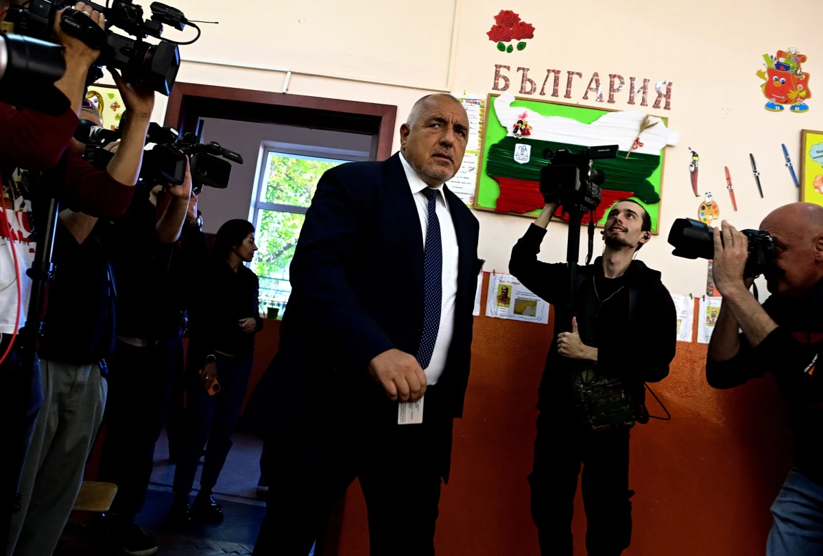 Centroprawicowa partia GERB byłego (w latach 2009-2021) premiera Bojko Borisowa wygrała ze znaczną przewagą niedzielne przedterminowe wybory parlamentarne w Bułgarii. Według sondaży exit poll agencji Gallup Int. GERB otrzymała 24,9 proc. proc. głosów, wyprzedzając formację innego byłego premiera (2021-2022) Kiriła Petkowa Kontynuujemy Zmiany z 18,9 proc. Na trzecim miejscu jest turecki Ruch na rzecz Praw i swobód z 14,8 proc.