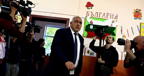 Centroprawicowa partia GERB byłego (w latach 2009-2021) premiera Bojko Borisowa wygrała ze znaczną przewagą niedzielne przedterminowe wybory parlamentarne w Bułgarii. Według sondaży exit poll agencji Gallup Int. GERB otrzymała 24,9 proc. proc. głosów, wyprzedzając formację innego byłego premiera (2021-2022) Kiriła Petkowa Kontynuujemy Zmiany z 18,9 proc. Na trzecim miejscu jest turecki Ruch na rzecz Praw i swobód z 14,8 proc.