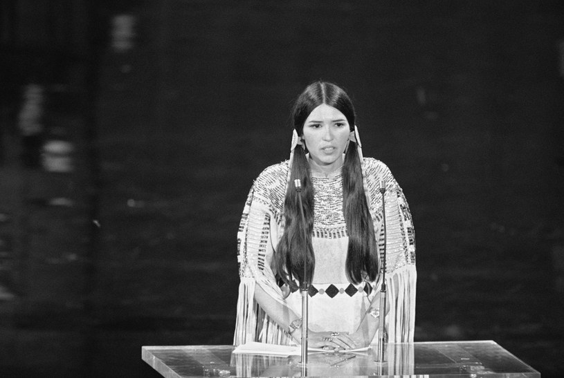 Jak poinformował serwis Deadline, Sacheen Littlefeather, rdzenna amerykańska aktorka, która w 1973 roku wystąpiła na scenie Oscarów, aby odrzucić nagrodę w imieniu Marlona Brando, zmarła w niedzielę. Wiadomość o tym na swoim oficjalnym koncie twitterowym upubliczniła Akademia Filmowa. Aktywistka, która walczyła o prawa rdzennych mieszkańców Ameryki, miała 75 lat.