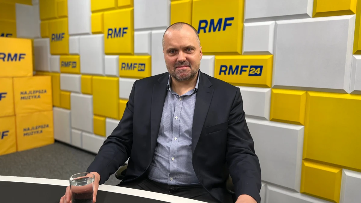 "Upadek miasta, które było w rękach Rosjan - dzień po tym, jak Rosja ogłosiła aneksję tego terytorium - jest dla Rosji upokarzający. Oznacza to, że w świetle państwowej doktryny Rosja prowadzi wojnę na swoim terytorium. Jest to absurdalne. To chyba najlepszy komentarz do tego, ile warte były aneksje putinowskie" – mówił w Porannej rozmowie w RMF FM Jakub Kumoch, szef Biura Polityki Międzynarodowej w Kancelarii Prezydenta RP, odnosząc się do odbicia przez siły ukraińskie miasta Łyman w obwodzie donieckim. "Rosjanom udało się uciec z Łymanu. Gdyby zostali otoczeni i mieli tam spektakularną kapitulację jednostki rosyjskiej (…) to dopiero byłaby wtedy klęska Putina. Rosjanie przy groźbie otoczenia po prostu uciekają" - dodał. 