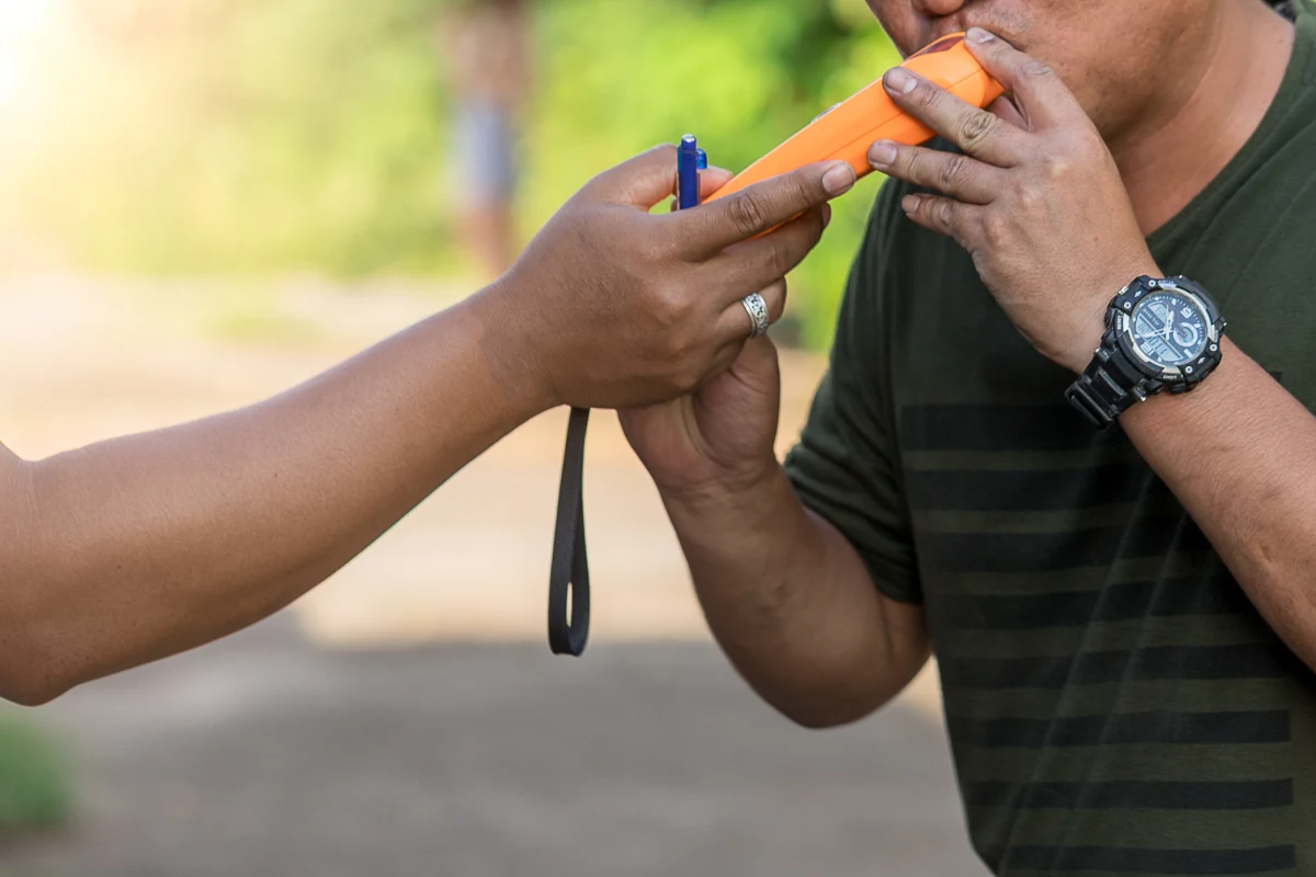 4,5 promila alkoholu miał w organizmie 47-latek z Wejherowa, który jechał całą szerokością jezdni. Podróż zakończył, dzięki mieszkańcowi Pucka, który zajechał mu drogę i wyciągnął kluczyki ze stacyjki. Pijany kierowca uciekał dalej pieszo, jak się okazało miał niemało na sumieniu.  