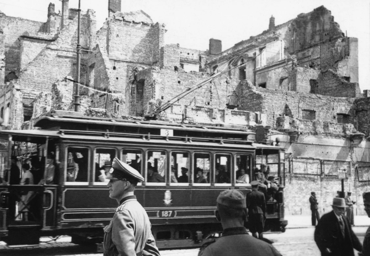 Szef Ministerstwa Spraw Zagranicznych Zbigniew Rau podpisał notę dyplomatyczną w sprawie reparacji, która zostanie przekazana dyplomacji niemieckiej. Nota ma zostać wysłana do Berlina jeszcze dziś. Jutro do Polski przyjechać ma szefowa niemieckiego MSZ.