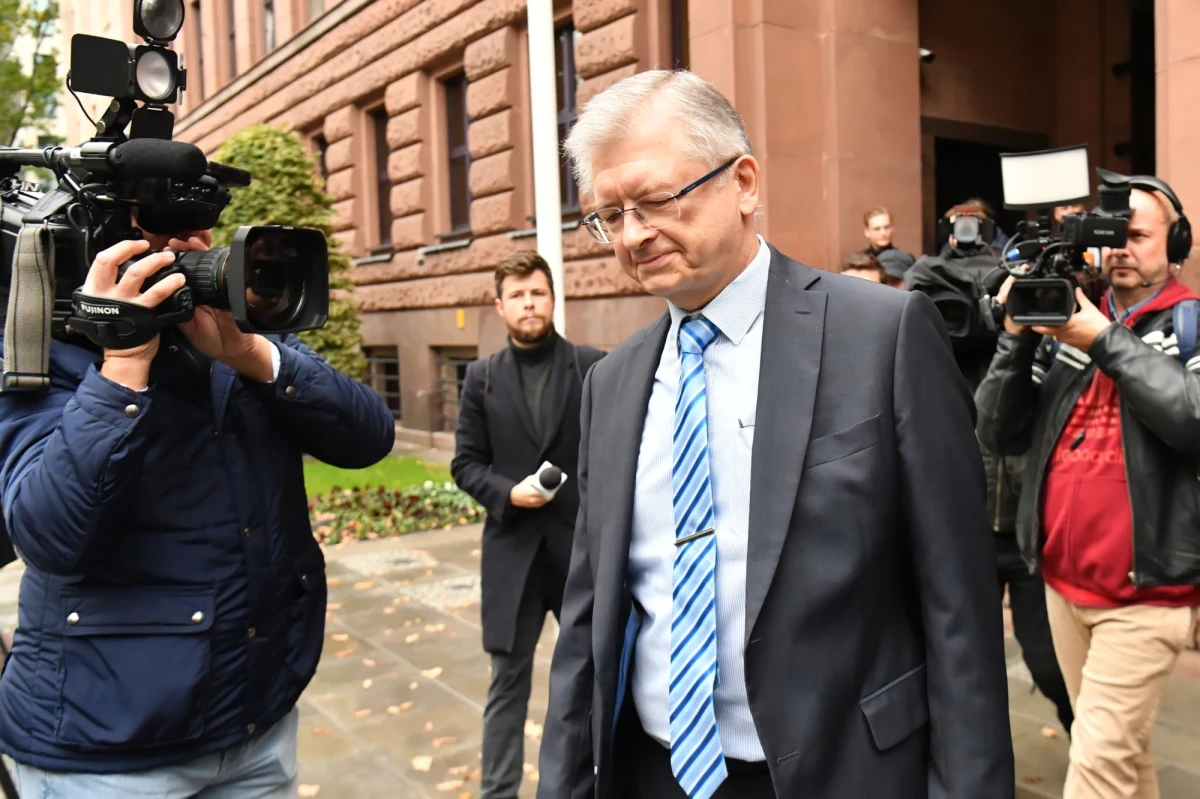 Ambasador Rosji w Polsce został wezwany do Ministerstwa Spraw Zagranicznych. Siergiej Andriejew stawił się w resorcie przed południem. Usłyszał m.in. polskie stanowisko na temat ostatniej decyzji Putina dotyczącej zaanektowania ukraińskich obwodów donieckiego, ługańskiego, zaporoskiego i chersońskiego. Po spotkaniu ambasador przez chwilę rozmawiał z dziennikarzami. Ci zapytali go o Rosjan uciekających ze swojego kraju przed mobilizacją. "Nasze społeczeństwo oczyszcza się z tych, którzy nie są razem z naszym narodem" – przyznał Andriejew. 