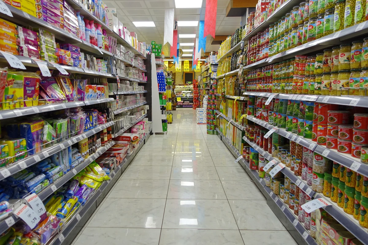 Policjanci z Mikołowa zatrzymali 48-latka, który kradł produkty z miejscowego dyskontu. Pomagały mu dzieci: 11 i 9-letnie. Sprawa będzie mieć finał nie tylko przed sądem karnym, ale również rodzinnym.

