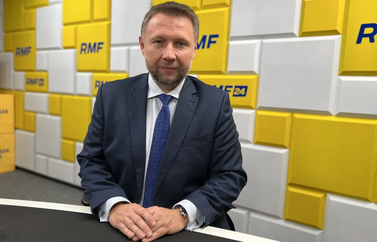 "Nie mam wątpliwości, że ta nota jest bardziej skierowana do wewnątrz Polski, a nie na zewnątrz. Tego typu sprawy załatwia się w ciszy gabinetów, rozmawiając z partnerami, a nie robiąc nieustanny PR-owski show. Ta nota jest niczym innym tylko PR-owskim show" - mówił w Rozmowie w południe w RMF FM sekretarz generalny Platformy Obywatelskiej Marcin Kierwiński, komentując podpisanie przez ministra spraw zagranicznych Zbigniewa Raua noty dyplomatycznej ws. reparacji wojennych od Niemiec. "Dziś Polakowi, który nie ma za co ogrzać swojego mieszkania, nie są potrzebne obietnice, co będzie za 50 lat. Jest potrzebne realne wsparcie - to są pieniądze z KPO" - ocenił. Jego zdaniem politycy PiS "nie walczą o realne pieniądze dla Polaków - walczą o własny marketing".