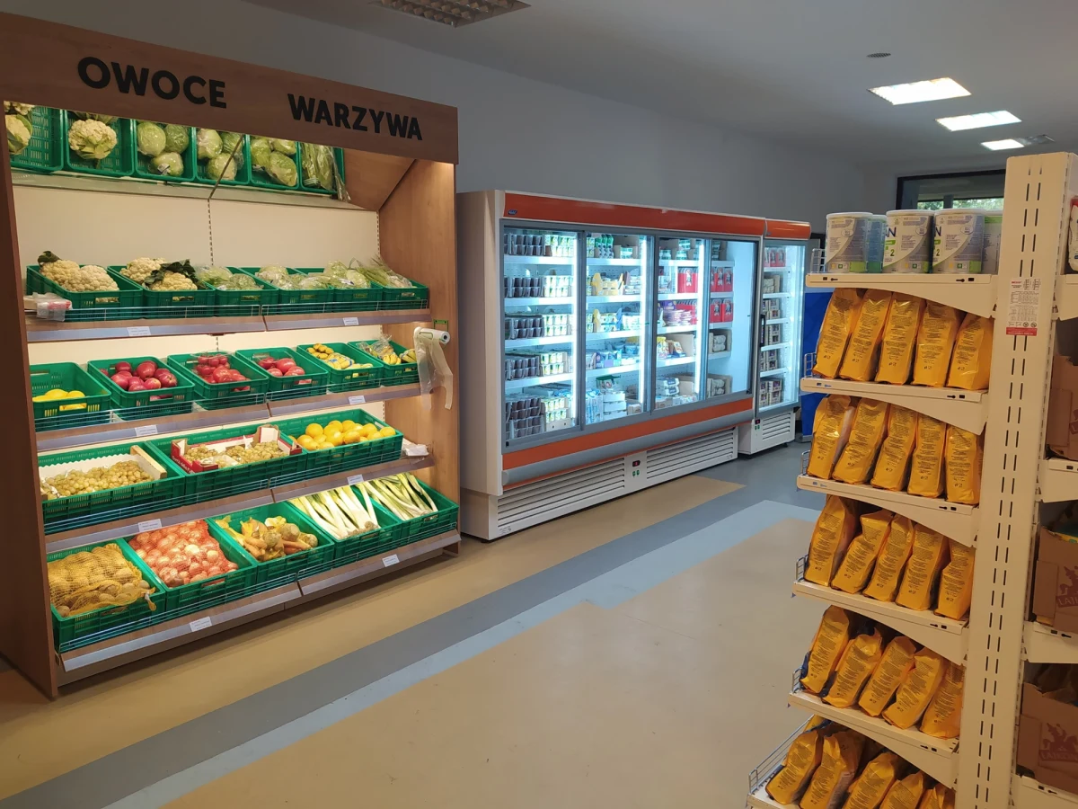 W Krakowie przy ul. Siemaszki 31, działa już pierwszy sklep socjalny „Dobry Sklep”. Dzisiaj został oficjalnie otwarty, między innymi przez wiceprezydenta Andrzeja Kuliga oraz dyrektor Krakowskiego Banku Żywności - Justynę Liptak.