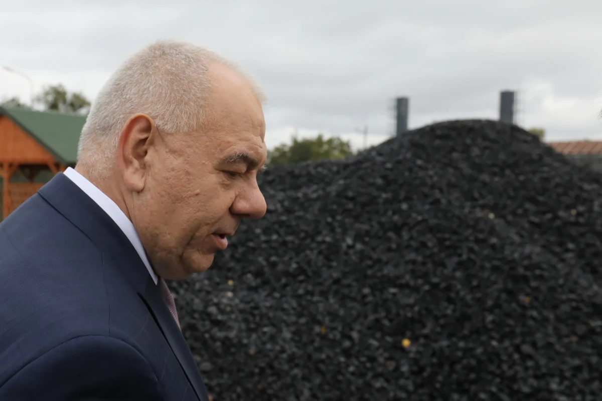 Zakładamy, że do końca sezonu grzewczego import węgla osiągnie wielkość 17 mln ton - poinformował w Otwocku wicepremier Jacek Sasin. Dodał, że do końca 2022 r. import węgla powinien sięgnąć ok. 11 mln ton.