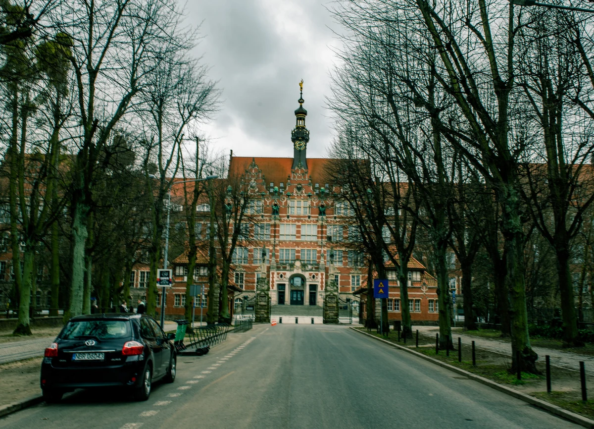 Trudny czas czeka polskie uczelnie wyższe. Wydatki na prąd i ogrzewanie w przypadku wielu uniwersytetów i politechnik wzrosły o kilkaset procent, dlatego trzeba wdrożyć plan oszczędnościowy. Nasz reporter sprawdził na czym chcą zaoszczędzić Uniwersytet Gdański oraz Politechnika Gdańska. 