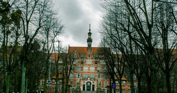 Trudny czas czeka polskie uczelnie wyższe. Wydatki na prąd i ogrzewanie w przypadku wielu uniwersytetów i politechnik wzrosły o kilkaset procent, dlatego trzeba wdrożyć plan oszczędnościowy. Nasz reporter sprawdził na czym chcą zaoszczędzić Uniwersytet Gdański oraz Politechnika Gdańska. 