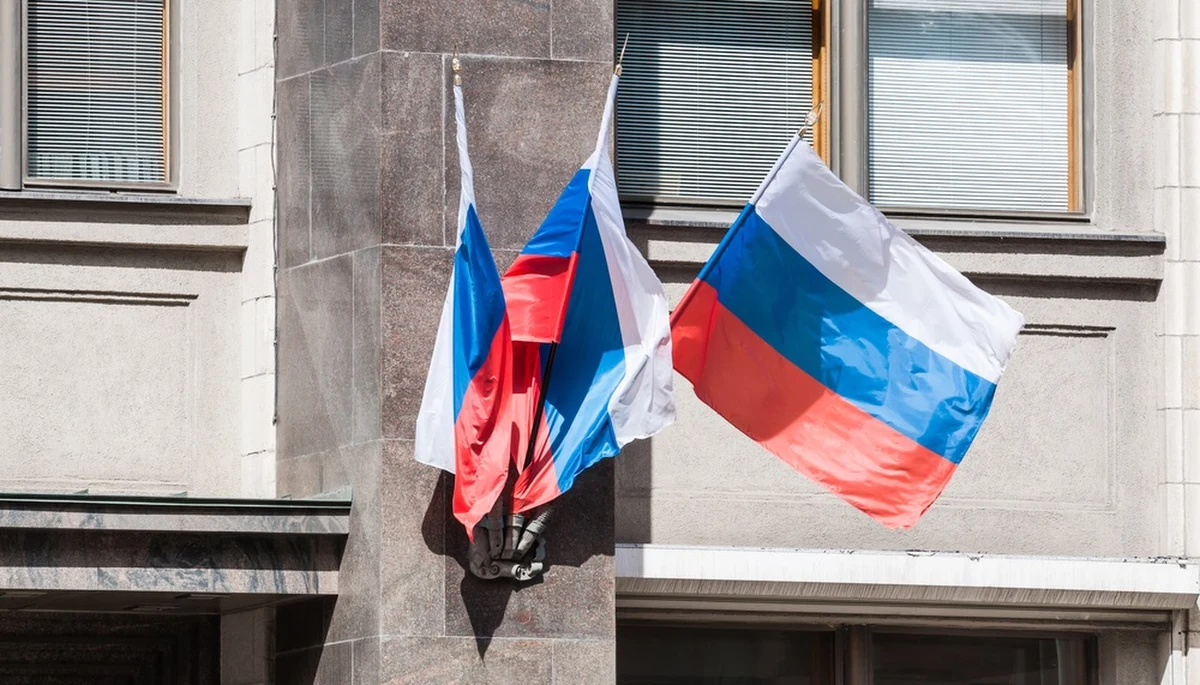 Duma Państwowa, izba niższa rosyjskiego parlamentu, formalnie potwierdziła w poniedziałek aneksję czterech okupowanych ukraińskich regionów. Jak poinformował niezależny portal Meduza, za aneksją zagłosowało więcej deputowanych, niż było na sali obrad.