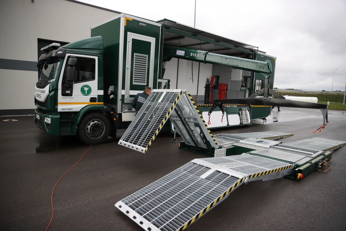 Bezpośrednio przy nowej drodze ekspresowej S7 w Miechowie (woj. małopolskie) będzie działać nowy, zamiejscowy oddział Inspektoratu Transportu Drogowego. W poniedziałek został wyposażony w mobilną stację diagnostyczną przeznaczoną do kontroli stanu technicznego pojazdów.