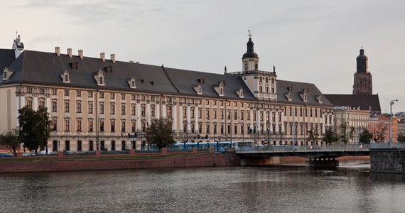 ​Jeden dzień nauki zdalnej na niektórych wydziałach czy rezygnacja z oświetlania elewacji budynków - to tylko niektóre ze sposobów wrocławskich uczelni na oszczędności w nowym roku akademickim. Wszystko przez drożejący prąd i gaz.