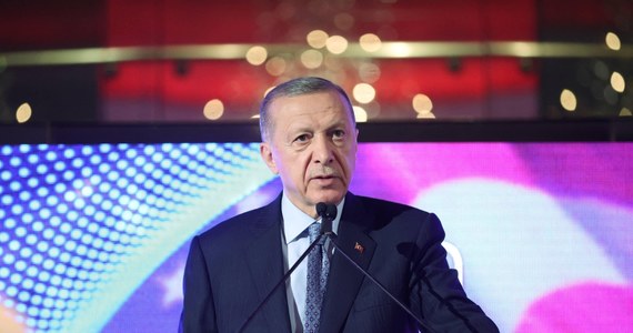 We wrześniu roczna inflacja w Turcji sięgnęła 83 proc. Prezydent Recep Tayyip Erdogan zapowiada jednak dalsze cięcia stóp procentowych, co jest sprzeczne z ogólnie przyjętymi metodami walki ze wzrostem cen - podaje telewizja CNBC.