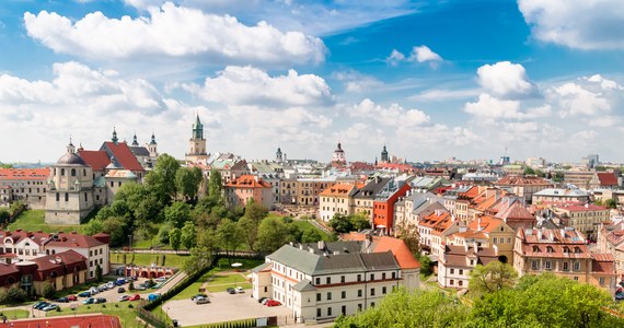 Zamykamy proces typowania, weryfikacji punktów dystrybucji jodku potasu na poziomie gmin i powiatów - powiedział w poniedziałek wojewoda lubelski Lech Sprawka. Dodał, że preparaty znajdują się w magazynach gminnych i w przypadku zagrożenia będą wydawane wszystkim, którzy się po nie zgłoszą.

