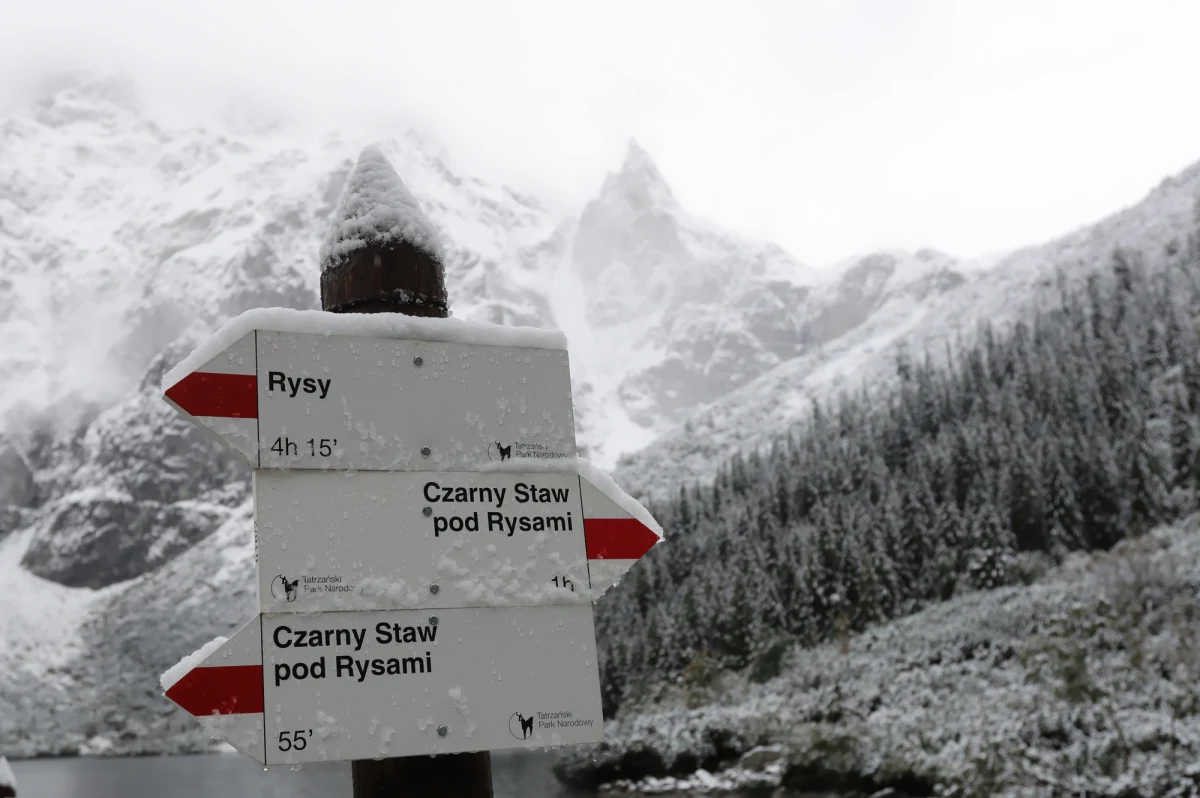 Od poniedziałku w Tatrach ponownie obowiązuje pierwszy, najniższy stopień zagrożenia lawinowego – ogłosili ratownicy TOPR. Na szczytach ponownie zaczął padać śnieg.