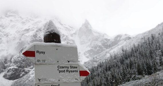 Od poniedziałku w Tatrach ponownie obowiązuje pierwszy, najniższy stopień zagrożenia lawinowego – ogłosili ratownicy TOPR. Na szczytach ponownie zaczął padać śnieg.