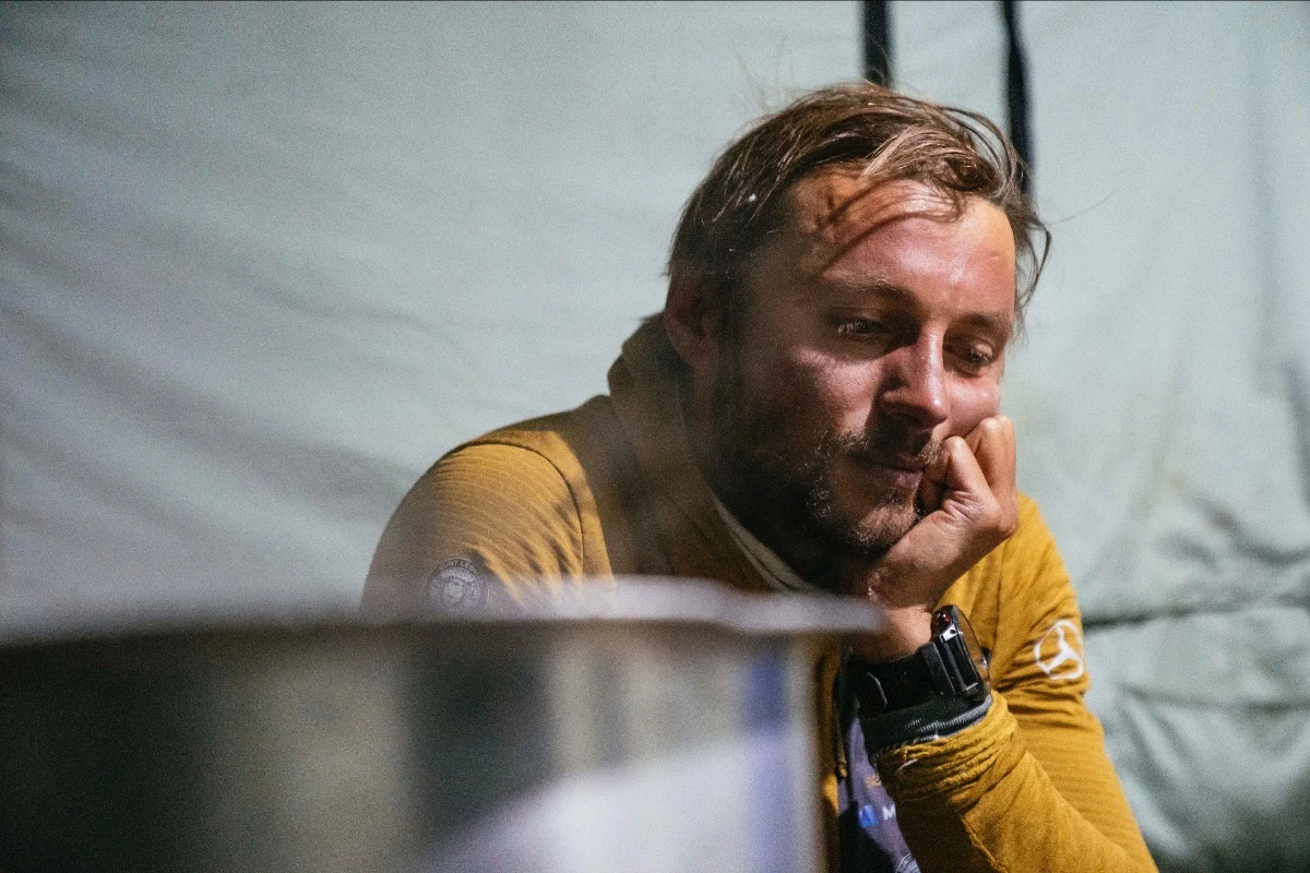 „Mimo tego silnego wiatru, walczyliśmy z namiotem prawie przez dwie godziny. Rozłożyliśmy go, a on się potargał i wiedzieliśmy, że to się nie uda” - powiedział w rozmowie z RMF FM Andrzej Bargiel, opisując wspinaczkę na Mount Evereście. Polak ogłosił, że rezygnuje ze zdobycia najwyższej góry świata i zjechania z niej na nartach.