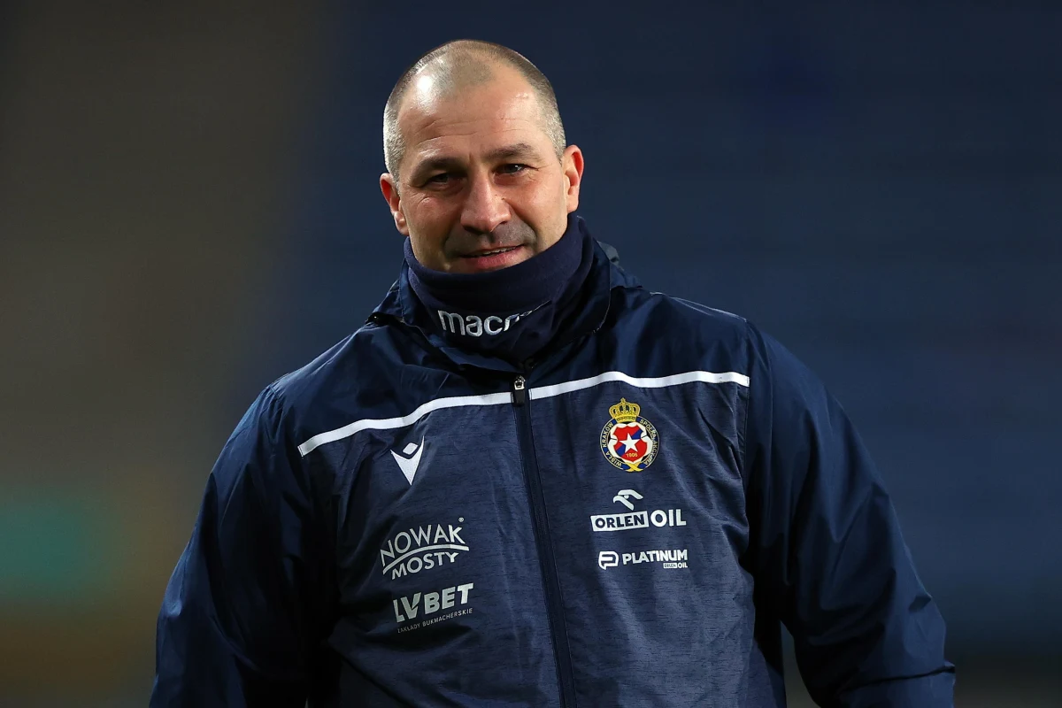 Wisła Kraków poinformowała, że nowym trenerem pierwszej drużyny został Radosław Sobolewski. Zastąpił na tym stanowisku Jerzego Brzęczka, który podał się do dymisji. Umowa z nowym szkoleniowcem będzie obowiązywać do 30 czerwca 2023 roku z opcją przedłużenia w momencie awansu do PKO Bank Polski Ekstraklasy.