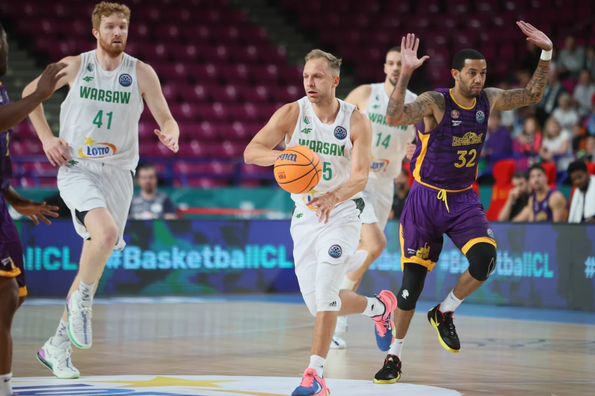 Koszykarze Legii Warszawa w meczu inaugurującym rozgrywki Ligi Mistrzów FIBA przegrali po dogrywce z Hapoelem Holon 81:84 (21:29, 16:13, 23:11, 8:15 - 13:16). Był to debiut wicemistrzów Polski w Lidze Mistrzów.