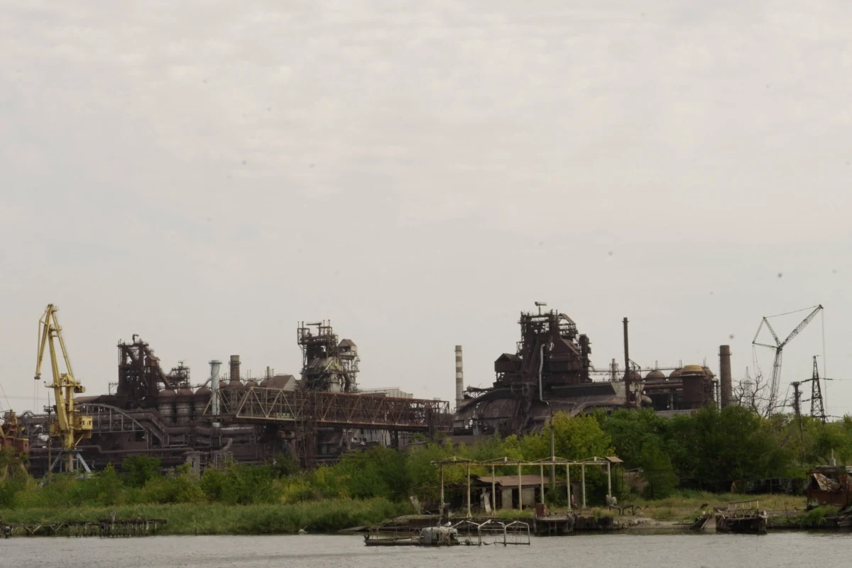 Uwolnieni z rosyjskiej niewoli dowódcy obrony zakładów Azowstal w Mariupolu po miesiącach rozłąki spotkali się z bliskimi w Turcji - poinformowało w poniedziałek biuro prezydenta Ukrainy Wołodymyra Zełenskiego.