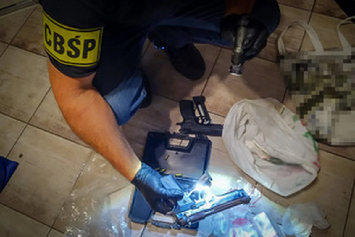 Cco najmniej kilogram matemfetaminy tygodniowo mógł być wytwarzany w laboratorium, które na Dolnym Śląsku zlikwidowali policjanci CBŚP. Zatrzymano dwóch "chemików" i zabezpieczono urządzenia oraz substancje niezbędne do produkcji narkotyku. Śledztwo w tej sprawie prowadzi Prokuratura Rejonowa w Lubaniu.

