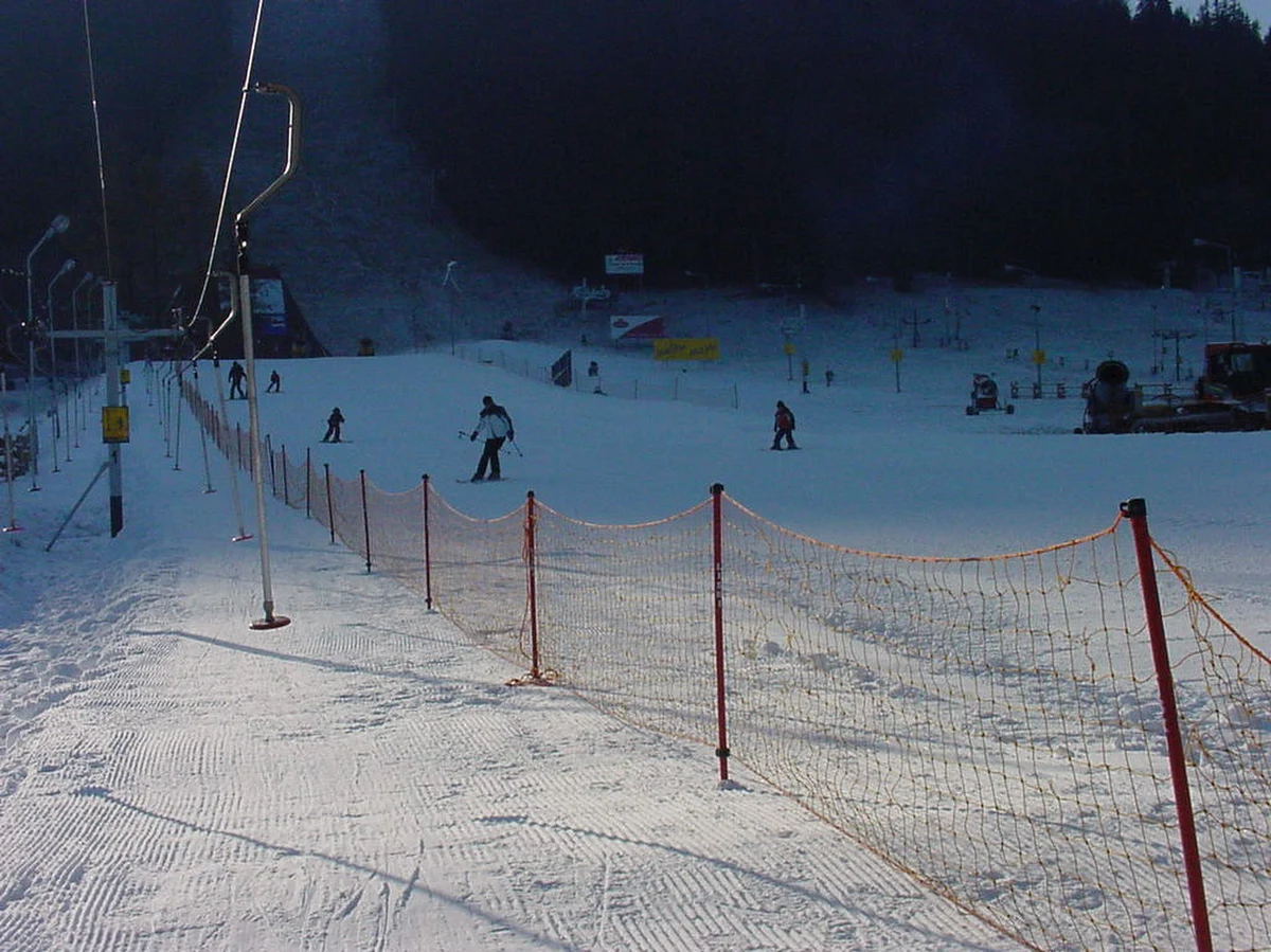 "Przewidujemy podwyżki w granicach 10 - 15 procent. Staramy się, żeby nie były duże" - zapewnia Jan Walkosz Jambor, ze stacji narciarskiej Polana Szymoszkowa w Zakopanem. Dokładne podwyżki ceny karnetów stacji, które mają wspólny skipass na Podhalu - Tatry Super Ski zostaną ustalone 6 października, ale już wiadomo, że nie będą to ceny, jakich obawiali się narciarze. Po drastycznych podwyżkach opłat za energię elektryczną spodziewano się, że ceny wyciągów wzrosną o kilkadziesiąt, a nawet sto procent.  