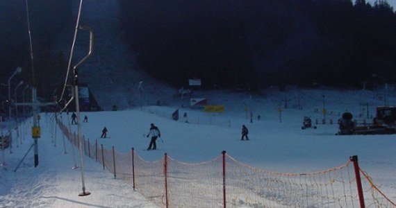 "Przewidujemy podwyżki w granicach 10 - 15 procent. Staramy się, żeby nie były duże" - zapewnia Jan Walkosz Jambor, ze stacji narciarskiej Polana Szymoszkowa w Zakopanem. Dokładne podwyżki ceny karnetów stacji, które mają wspólny skipass na Podhalu - Tatry Super Ski zostaną ustalone 6 października, ale już wiadomo, że nie będą to ceny, jakich obawiali się narciarze. Po drastycznych podwyżkach opłat za energię elektryczną spodziewano się, że ceny wyciągów wzrosną o kilkadziesiąt, a nawet sto procent.  