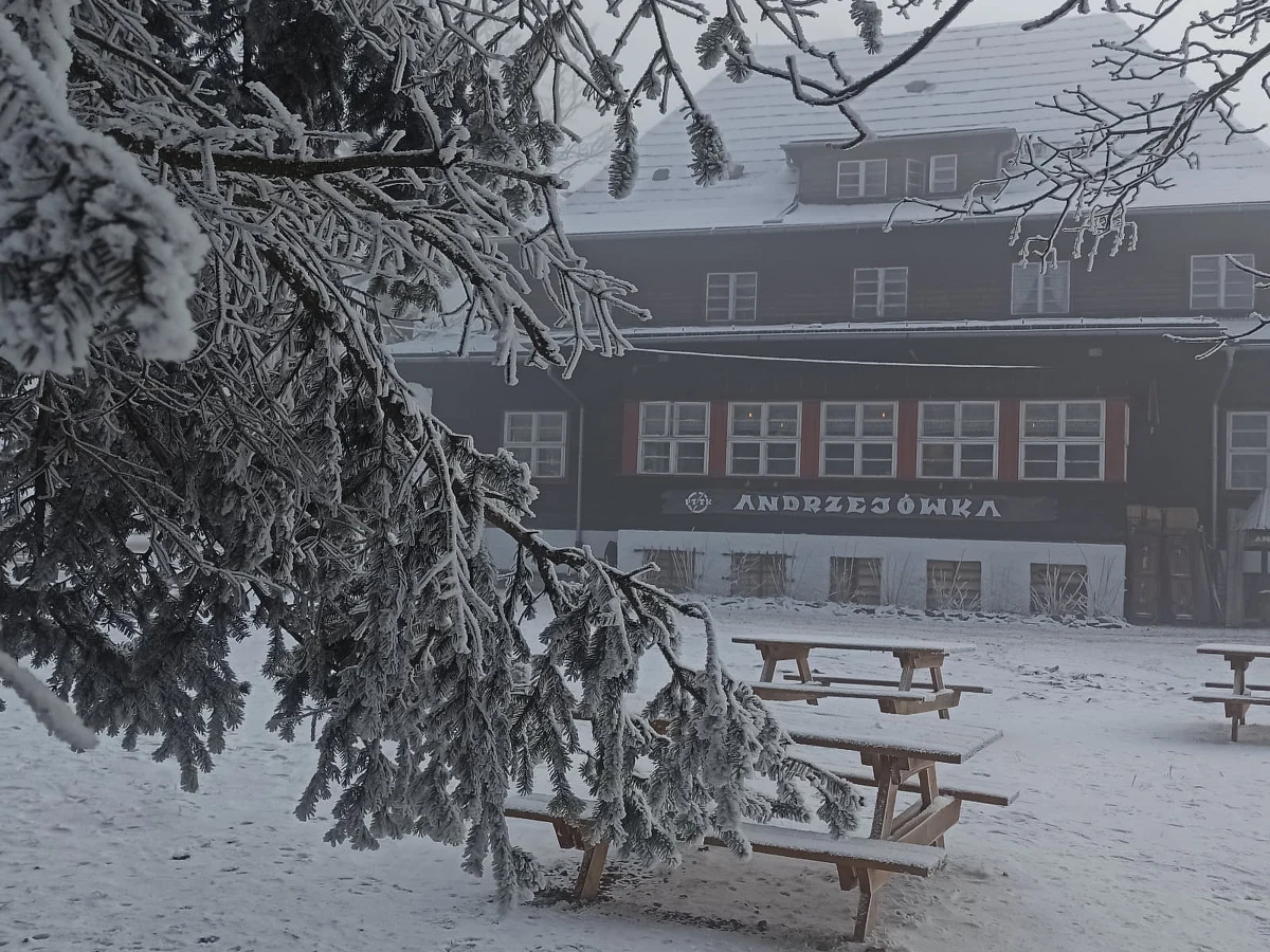 Przed schroniskami górskimi trudny czas. Rosnące ceny energii, ogrzewania czy nawet produktów na co dzień używanych w schroniskowych kuchniach, sprawiają, że obiekty te zaczynają działać na granicy opłacalności. Dzierżawcy szukają oszczędności.