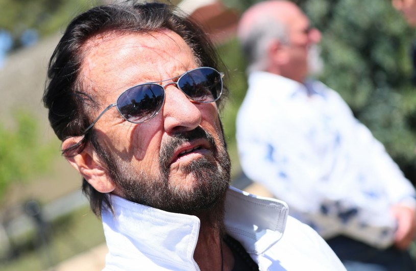 Zaledwie kilka godzin przed zaplanowanym przystankiem trasy Ringo Starra w sobotę wieczorem w Michigan's Four Winds Casino w New Buffalo, były Beatle ogłosił, że z przyczyn zdrowotnych nie będzie mógł wystąpić. Teraz wiadomo już, że przyczyną odwołania jest zakażenie koronawirusem.