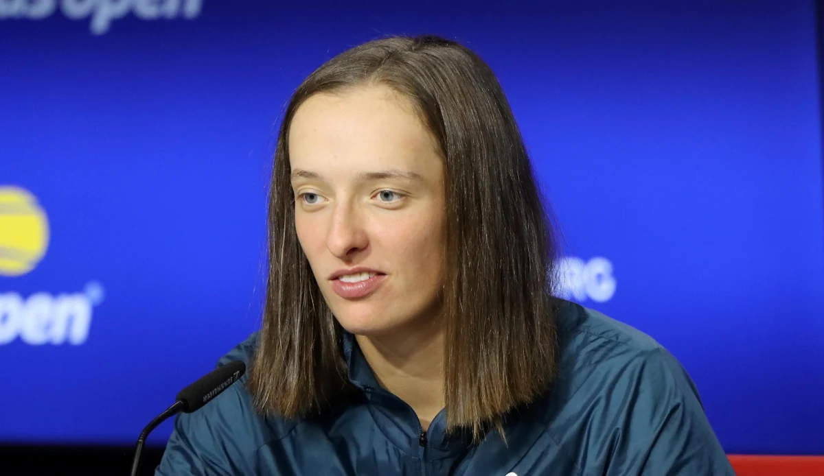 Wysocy przedstawiciele międzynarodowej federacji ITF reagują na decyzję Igi Światek. Polka wycofała się z finałowego turnieju Billie Jean King Cup w Glasgow, gdzie miała reprezentować Polskę. Wszystko przez kolizję tego turnieju z zawodami WTA Finals w Teksasie. Gdyby Świątek chciała zagrać na obu prestiżowych turniejach, musiałaby bezpośrednio po meczu w USA przemieścić się do Europy i od razu wyjść na kort. 