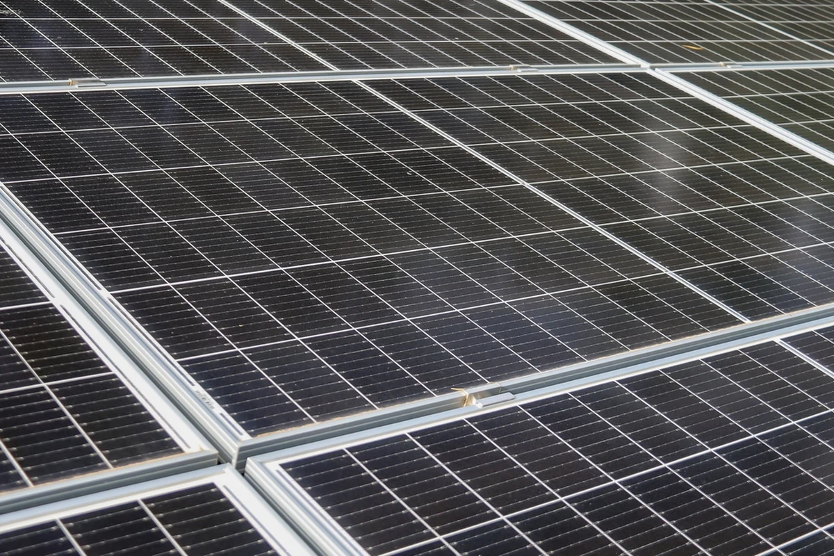 ​Budowę farmy fotowoltaicznej na terenie zajezdni przy ul. Grygowej planuje Miejskie Przedsiębiorstwo Komunikacyjne. Zakłada, że będzie mogło tutaj wyprodukować i zmagazynować część energii potrzebnej do ładowania elektrycznych autobusów. MPK liczy, że uda się nawet 15 procent.