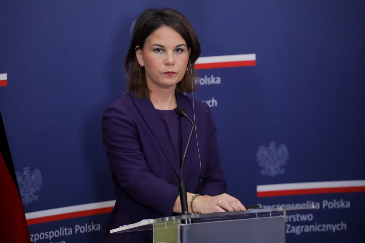 "Kwestia reparacji jest dla rządu Niemiec zamknięta" – powiedziała szefowa niemieckiej dyplomacji Annalena Baerbock po spotkaniu z ministrem spraw zagranicznych Zbigniewem Rauem w Warszawie. Baerbock zapewniała jednak o tym, jak ważne dla Berlina są historia i przyszłość polsko-niemieckiego sąsiedztwa. 