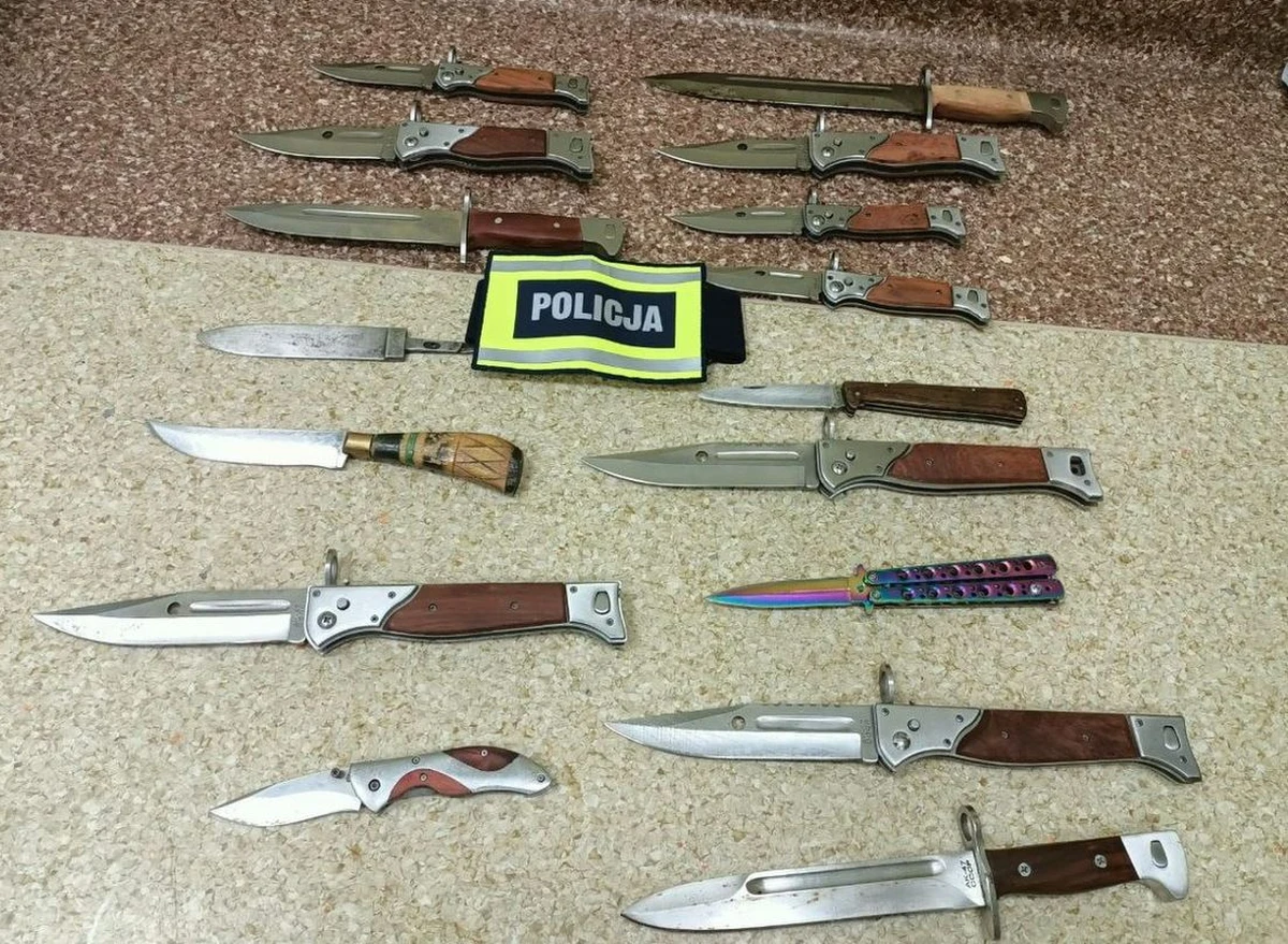 Policjanci zatrzymali 40-latka, który na stacji benzynowej w Ostrołęce zranił nożem dwóch młodych mężczyzn. Poszkodowani z obrażeniami ciała  trafili do szpitala. Agresor wpadł zaledwie kilka godzin później. W jego mieszkaniu mężczyźni znaleźli 16 noży myśliwskich i bagnety wojskowe.

