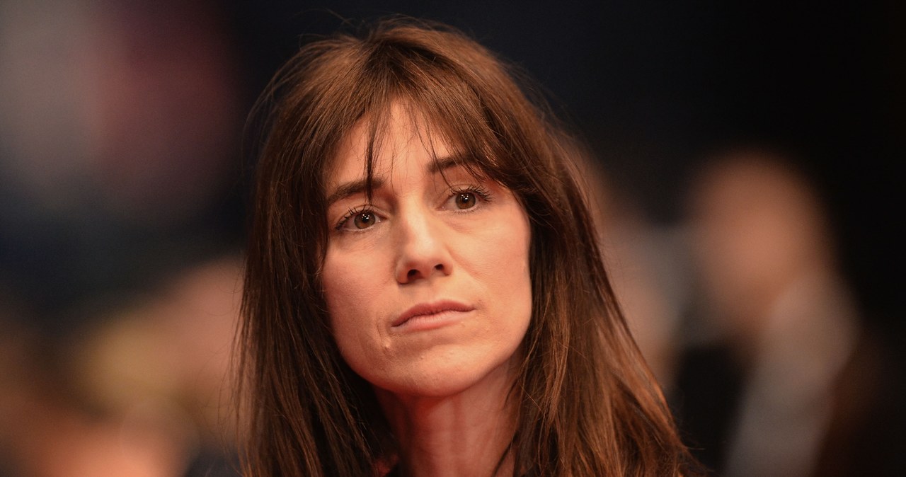 Charlotte Gainsbourg to jedna z najbardziej cenionych i charyzmatycznych europejskich aktorek. Swą wieloletnią karierę, na którą składa się blisko osiemdziesiąt ról, zaczynała już jako mała dziewczynka. Wydaje się, że na aktorstwo i muzykę, bo jest także piosenkarką, mając takie geny, była wręcz skazana. Jej matką jest bowiem wybitna brytyjska aktorka Jane Birkin, a ojcem francuski bard Serge Gainsbourg. Do polskich kin właśnie wchodzi jej najnowszy film "Pasażerowie nocy".