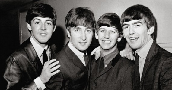 Nieznane dotąd dwa zdjęcia Beatlesów publikują brytyjskie media. Grają w słynnym liverpoolskim klubie "The Cavern", jeszcze zanim rozpoczęła się ich legendarna kariera. 