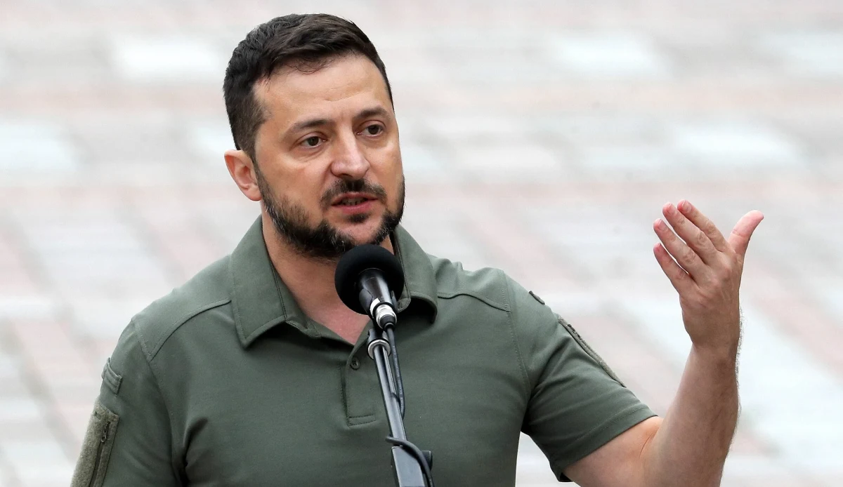 ​Prezydent Ukrainy Wołodymyr Zełenski podpisał dekret wdrażający decyzję Rady Bezpieczeństwa Narodowego i Obrony, w której stwierdzono "niemożność negocjacji z prezydentem Rosji Władimirem Putinem". Wcześniej Kijów przekonywał, że są gotowi do rozmów pokojowych, ale z innym prezydentem.