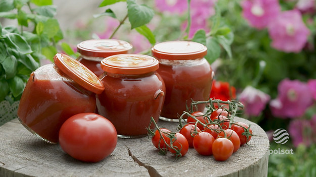 Pomidory pokroić na kawałki. Przełożyć do garnka i rozgotować. Przetrzeć przez sito i przyprawić solą oraz cukrem. Przełożyć do słoików. Zakręcić i zapasteryzować.
SKŁADNIKI
•	2 kg – pomidorów
•	1 łyżka – soli
•	1 łyżka – cukru