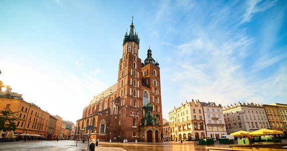 Prawie 5 mln 300 tys. tabletek z jodkiem potasu zabezpieczono dla mieszkańców i osób przebywających w Małopolsce. Tabletki będą rozdawane wyłącznie w razie zagrożenia radiologicznego. Samorządy wyznaczają punkty ich dystrybucji - to najczęściej lokalne komisje wyborcze, przedszkola, szkoły i domy kultury.

