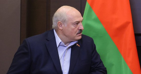 ​Alaksandr Łukaszenka przyznał, że Białoruś bierze udział w "specjalnej operacji wojskowej", czyli rosyjskiej inwazji na Ukrainę. Stwierdził jednak, że "nikogo tam nie zabija". Dyktator wielokrotnie twierdził, że jego kraj jest "pokojowy", choć to z terenów Białorusi część rosyjskich jednostek weszła na Ukrainę.