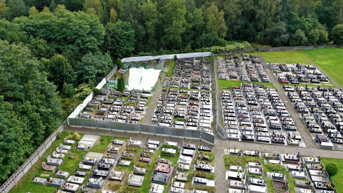 Wyniki dotychczasowych badań nie wykazały, aby pod cmentarzem w Trzebini, gdzie 20 września zapadła się ziemia, istniała "totalna pustka". Jak poinformował Małopolski Urząd Wojewódzki nie jest jednak wykluczone, że występują tam "punktowe deformacje".

