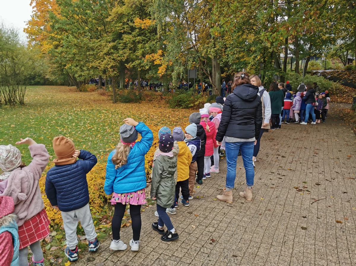 Ponad 2-kilometrowy ludzki łańcuch wokół jeziora Długiego utworzyli uczniowie i przedszkolaki z Olsztyna. Dzieci i młodzież symbolicznie przekazywały sobie pluszowe serce, aby okazać wsparcie dla 13-miesięcznej Kingi. Dziewczynka jest chora na SMA, jej rodzice potrzebują ponad 9 milionów złotych na terapię genową.