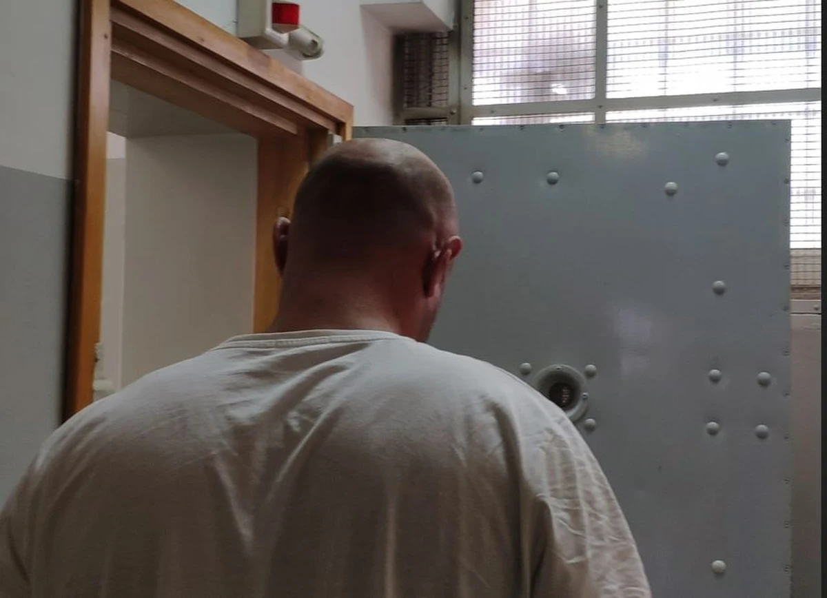 36-latek poszukiwany do odbycia kary więzienia za rozbój i spowodowanie wypadku drogowego wpadł, bo śmiecił. Policjanci patrolujący Czarny Dunajec zwrócili na niego uwagę, kiedy przez okno samochodu wyrzucił puszkę po piwie. Podczas interwencji próbował uciec i naruszył nietykalność funkcjonariuszy, więc jego pobyt za kratkami może się przedłużyć.      

