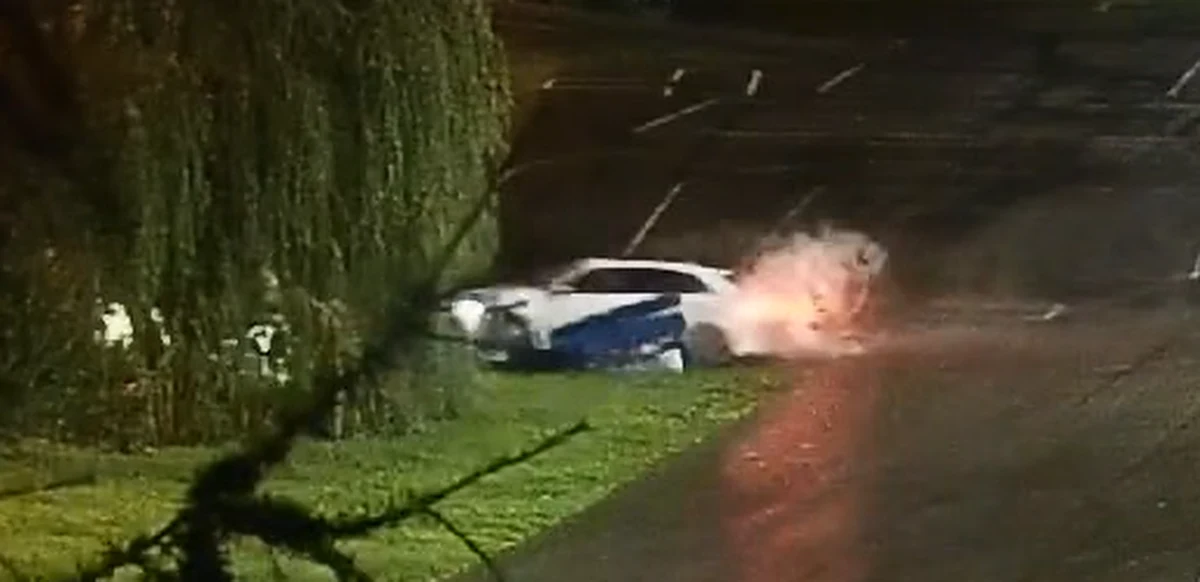 Nie takiego zakończenia swoich popisów spodziewał się 20-latek, który w Myślenicach wprowadził samochód w poślizg, wykonując "drift". Najpierw uderzył w metalową skrzynię, a postem w drzewo. Policjanci ukarali kierowcę 5 tys. zł mandatu.

 