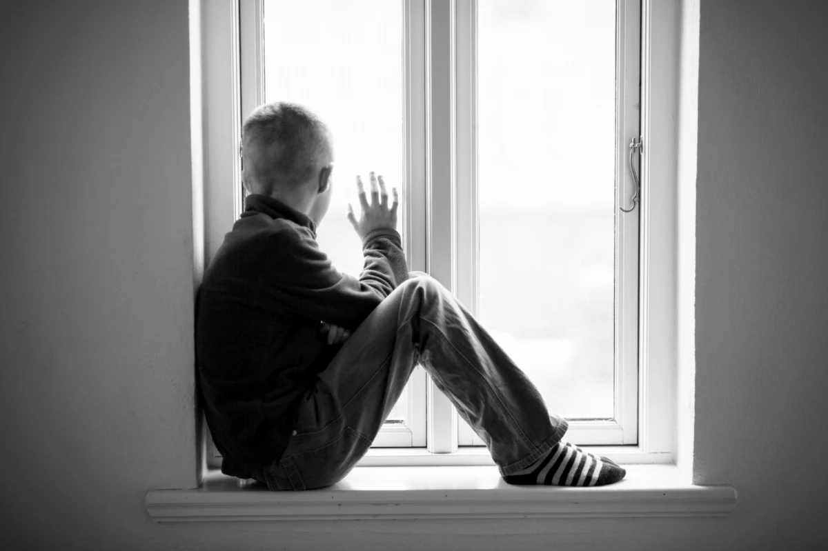 Jest prawomocny wyrok dla ojczyma, który znęcał się na 10-letnim pasierbem. Mężczyzna został skazany na 5 lat więzienia. Chłopiec w kwietniu ubiegłego roku przybiegł do komisariatu. Funkcjonariuszom powiedział, że w domu stosowano wobec niego różne kary, był bity, źle traktowany.