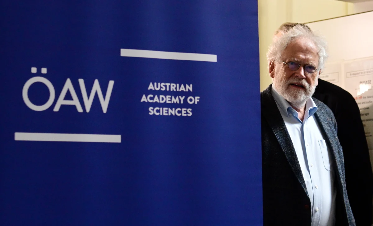 Tegoroczna nagroda Nobla w dziedzinie fizyki za badania nad mechaniką kwantową. Królewska Szwedzka Akademia Nauk wyróżniła Alaina Aspecta z Francji, Johna Clausera z USA i Antona Zeilingera z Austrii za podstawy prac, które prowadzą do budowy kwantowych komputerów, prowadzących do wykorzystania kwantowych metod kryptograficznych. Pokazali oni, że można badać i kontrolować cząstki w tzw. splątanych stanach kwantowych, gdy stan jednej z tych cząstek, np. fotonów, determinuje stan drugiej, nawet jeśli znajdują się tak daleko od siebie, że nie zdąży się między nimi przenieść żadna informacja. To jedno z najbardziej tajemniczych zjawisk, które fizycy potrafią badać i w coraz większym stopniu wykorzystywać. Konsekwencje tych prac będą potężne. To co widzimy to dopiero początek...