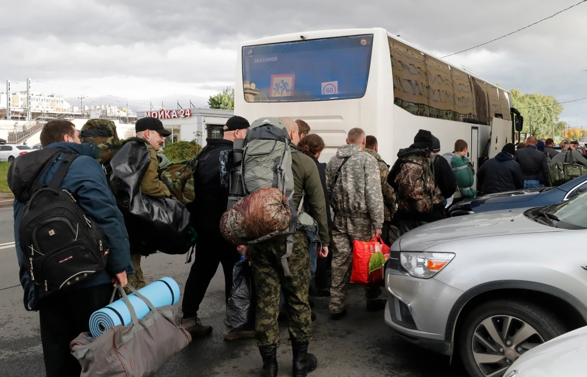 "Pamiętajmy, że ten reżim jednak nie opiera się na ideologicznych szaleńcach, tylko opiera się na złodziejach. Ten reżim kleptokratyczny do tej pory posługiwał się, owszem, ideologią i różnymi ideologicznymi bzdurami jako narzędziem do mydlenia oczu milionom Rosjan, ale tak naprawdę chodziło o to, że oni dobrze żyli z tego, co ukradli przy okazji transferów rosyjskich bogactw naturalnych na Zachód. (...) Ulica w Rosji nigdy władzy nie zmieniała. Mogło tak czasem wyglądać, ale jednak decydowały elity" - mówił dr Witold Sokała w dzisiejszej rozmowie dla Radia RMF24.